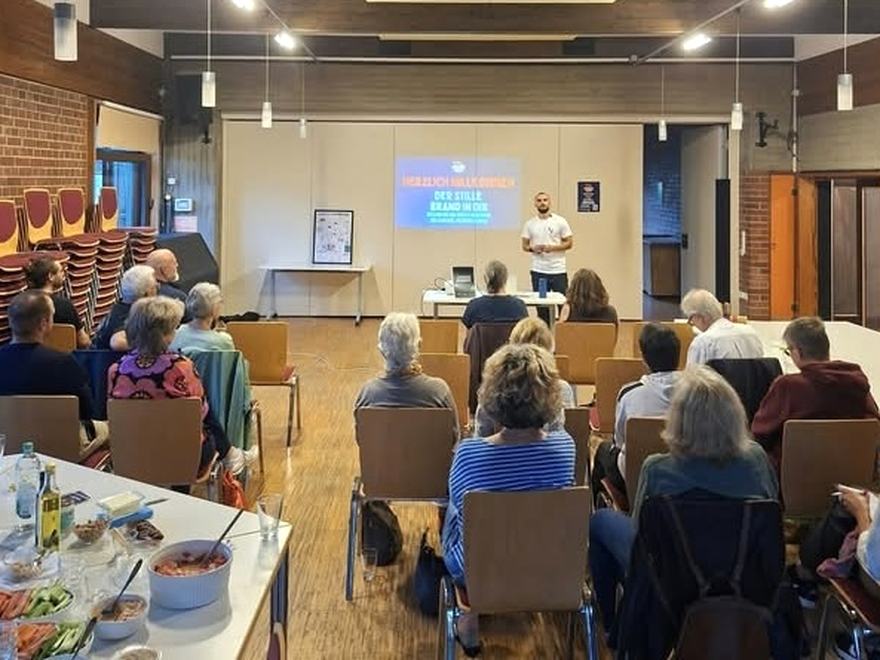 Vincent Föhrenbacher im Gespräch mit den Teilnehmenden beim Mitmachabend